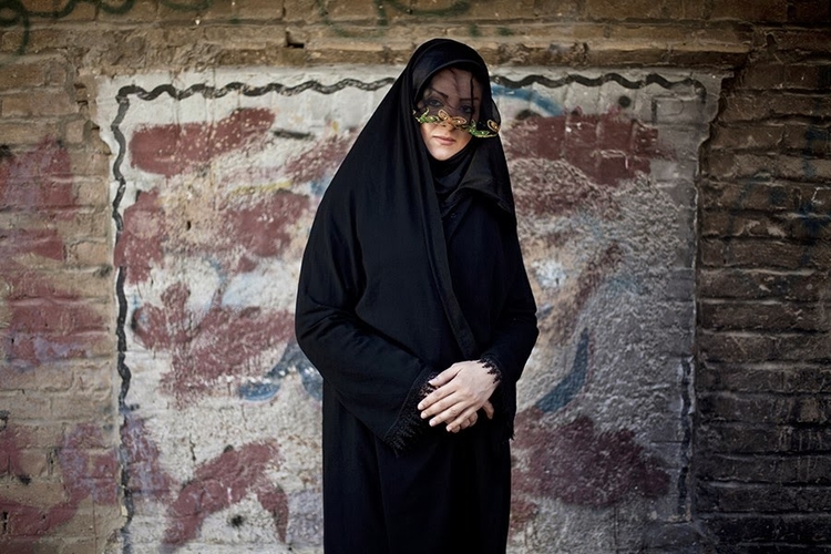 Kobieta w trakcie ceremonii Chehel Manbar.
Fot. Hossein Fatemi